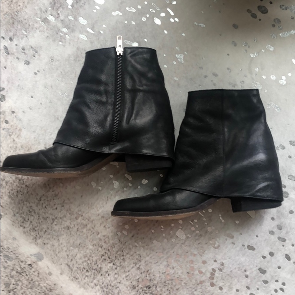LD Tuttle Black Fold Over Booties!